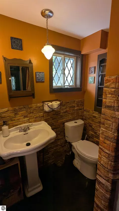 Bath - 2552 E Birch Ct, Cedar, MI 49621 photo 2 of 6