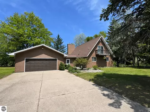 1035 Cantabrian Dr, Lake Isabella, MI 48893