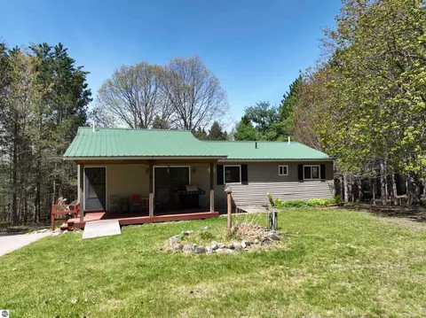319 Lund Rd, Fife Lake, MI 49633