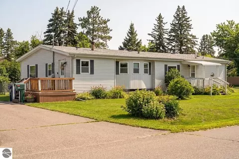 1107 Ogemaw St, Grayling, MI 49738