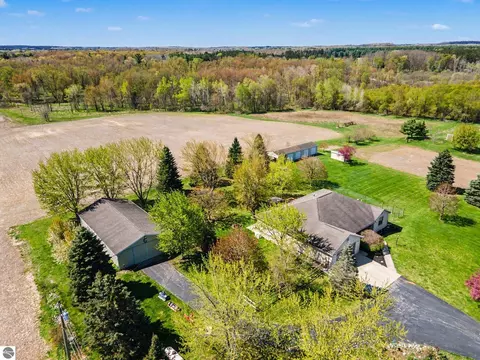 7141 W Pleasant Valley Rd, Blanchard, MI 49310