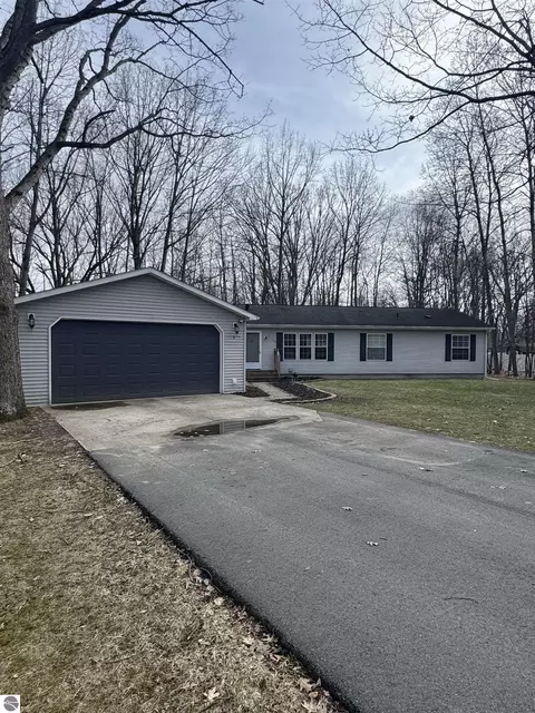 2006 Duquesa Ct, Lake Isabella, MI 48893