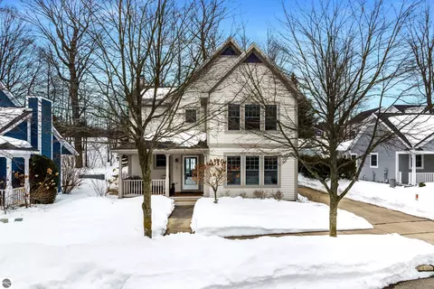 707 Lake Park Dr, Boyne City, MI 49712