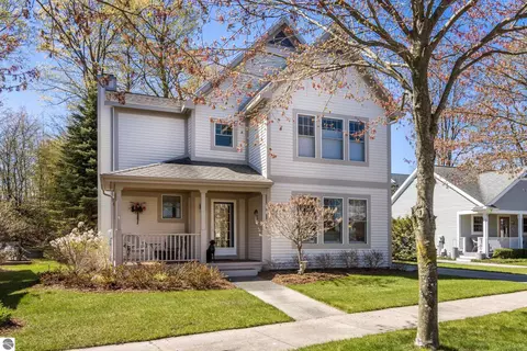 707 Lake Park Dr, Boyne City, MI 49712