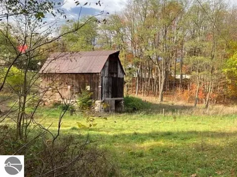 7699 Benzie Hwy, Benzonia, MI 49616