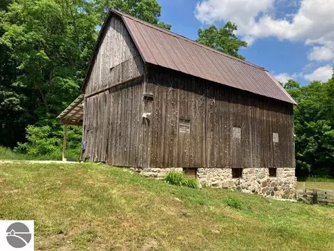 7699 Benzie Hwy, Benzonia, MI 49616