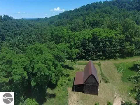 7699 Benzie Hwy, Benzonia, MI 49616