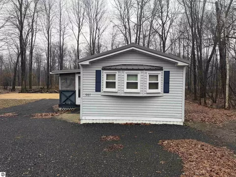 987 W Maplecrest Dr, Sanford, MI 48657