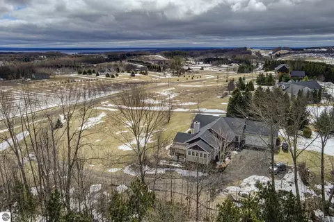 2567 N Evergreen Valley Dr, Suttons Bay, MI 49682