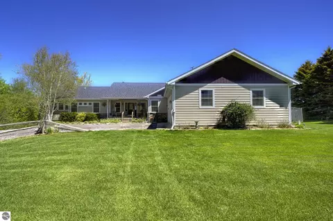 2567 N Evergreen Valley Dr, Suttons Bay, MI 49682