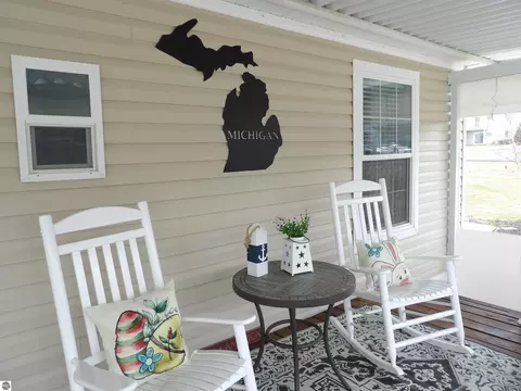 637 Partridge Dr, Cadillac, MI 49601