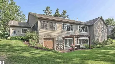 1546 Nightingale Ln, Kingsley, MI 49649