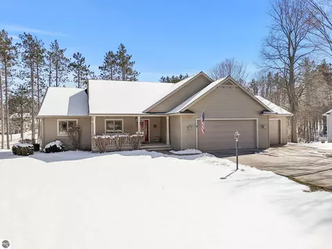 1546 Nightingale Ln, Kingsley, MI 49649