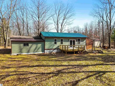 21187 Parkview Rd, Tustin, MI 49688