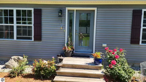 11782 Brettonwood Heights Dr, Rapid City, MI 49676