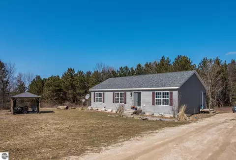 11782 Brettonwood Heights Dr, Rapid City, MI 49676