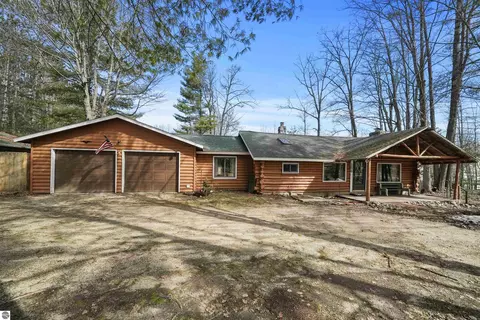 156 Elm Blvd, Cadillac, MI 49601