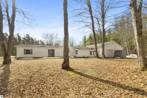 14500 Homestead Rd, Beulah, MI 49617