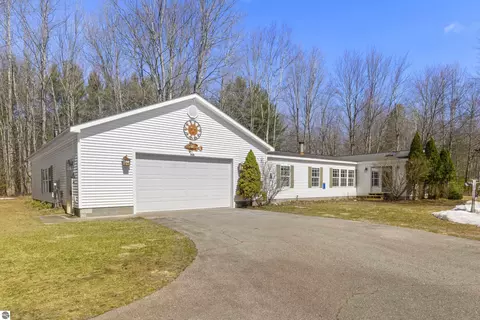 14500 Homestead Rd, Beulah, MI 49617