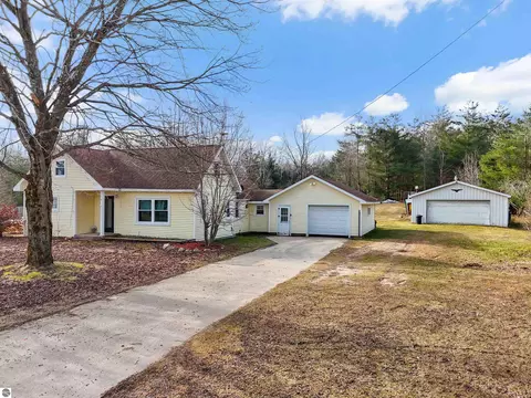 12805 19 Mile Rd, Leroy, MI 49655