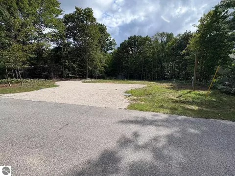 8349 Leecrest Blvd, Onekama, MI 49675