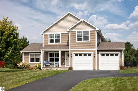 9916 Westwood Dr, Traverse City, MI 49685