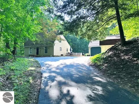 10520 S Dalzell Rd, Traverse City, MI 49684