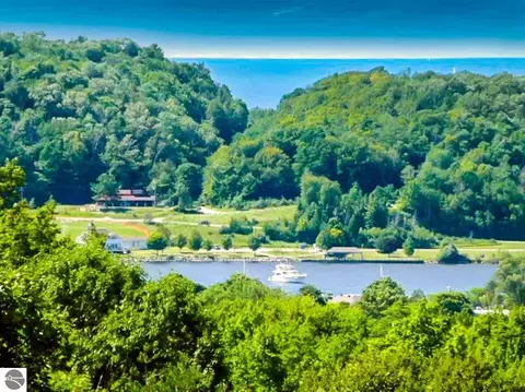 Day Avenue, Frankfort, MI 49635