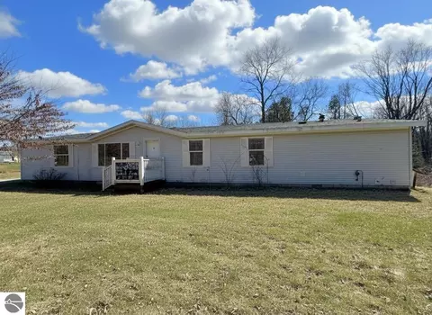 10389 S Grant Ave, Clare, MI 48617