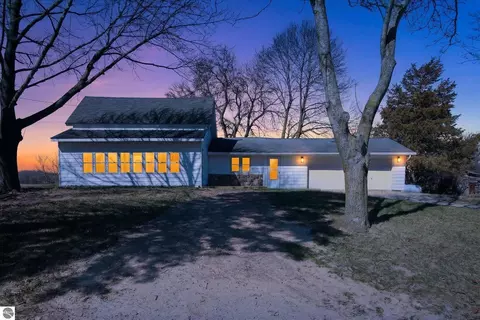 8539 Bliss Rd, Elwell, MI 48832