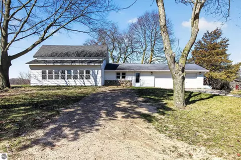8539 Bliss Rd, Elwell, MI 48832