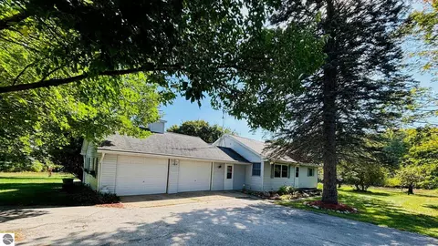 2528 Muckle Rd, Central Lake, MI 49622