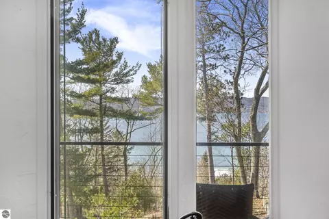 6644 Peninsula Dr, Traverse City, MI 49686