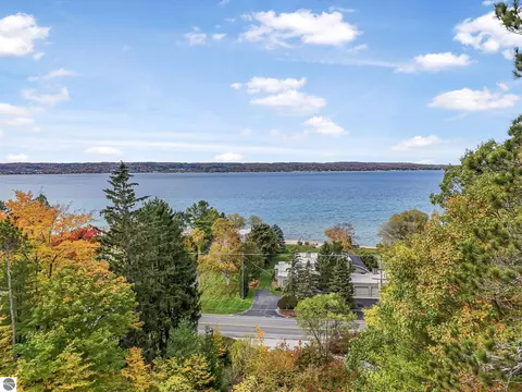 6644 Peninsula Dr, Traverse City, MI 49686