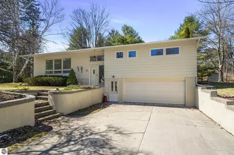 663 W Orchard Dr, Traverse City, MI 49686
