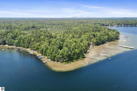 620 Lakewood Rd, Traverse City, MI 49685