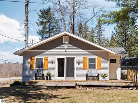 103 Poplar Ct, Cadillac, MI 49601