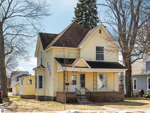 311 W Twelfth St, Traverse City, MI 49684