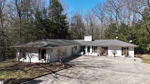 555 E Deerfield Rd, Mount Pleasant, MI 48858