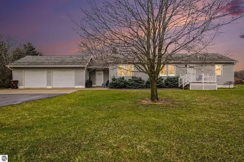 8221 N Rich Rd, Alma, MI 48801