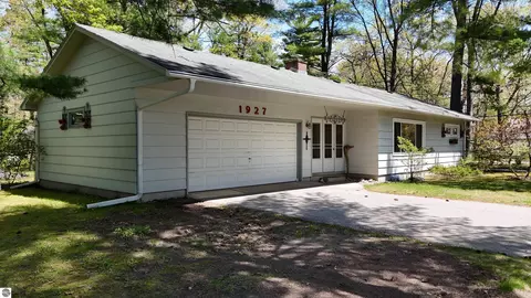 1927 Chippewa St, Traverse City, MI 49686