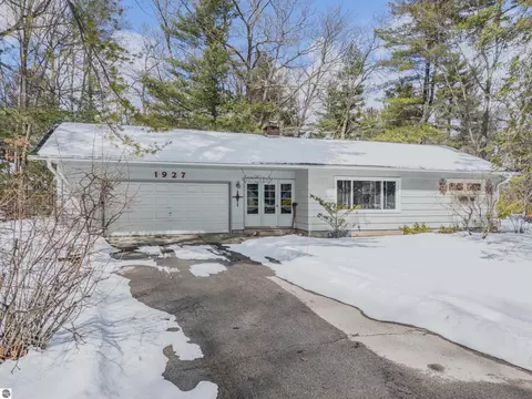 1927 Chippewa St, Traverse City, MI 49686