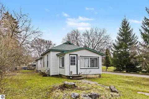 208 N Beech St, Bellaire, MI 49615