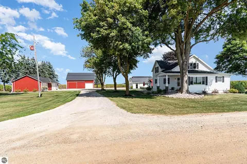 10063 E Walton Rd, Shepherd, MI 48883