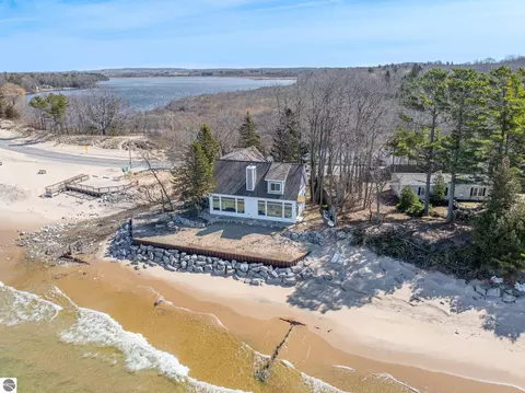 3126 Lake Shore Rd, Manistee, MI 49660