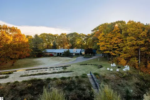 1461 N Eagle Hwy, Lake Leelanau, MI 49653