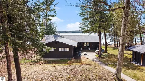 6170 S Tamarack Ln, Maple City, MI 49664