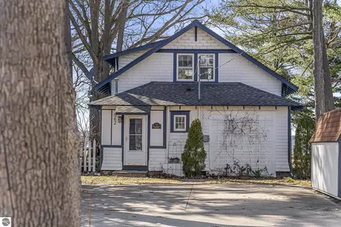 562 Cherry Grove Ln, Cadillac, MI 49601