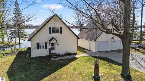 5986 Birchwood Dr, Hale, MI 48739