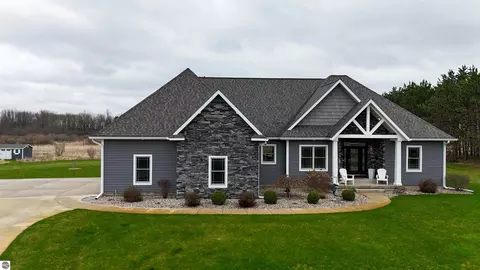 3245 Paddock Ln, Mount Pleasant, MI 48858